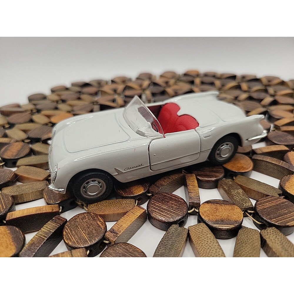 Maisto - 1953 White Corvette - 1/38 Scale - Diecast - Model Car